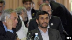 Наблюдатели полагают, что конференцию в Тегеране президент Ахмадинеджад (справа) использует в качестве пиар-акции