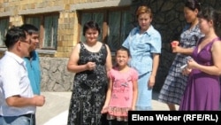 Родители учеников средней школы № 24. Темиртау, 14 августа 2011 года.   