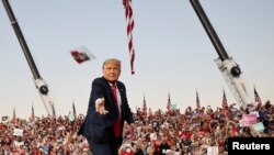 АКШ президенти Дональд Трамп жүзүнөн беткапты алып ыргытты. Сэнфорд, Флорида. 2020-жылдын 12-октябры.