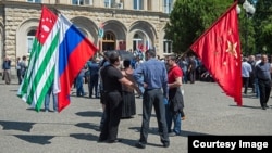Общение с абхазскими коллегами дают российским политологам возможность точнее и многостороннее оценивать довольно сложную палитру политической жизни маленькой страны