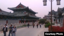 Ганьсу провинциясынын борбору Ланьчжоу шаары. Бул шаардагы университетке кыргыз жаштары да окуп келген. ( Канатбек Абдиев аттуу студенттин сүрөтү)

