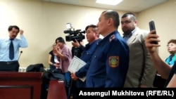 Составивший административный протокол в отношении корреспондента «Настоящего Времени» Светланы Глушковой инспектор полиции Кудайберген Аринов и заместитель начальника управления полиции Сарыаркинского района Канат Жумагалиев (справа) в суде. Нур-Султан, 2 апреля 2019 года.