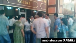 Türkmenistanlylaryň käbirleri ýurtda ýolagçy biletleriň bahasy gymmatla-sa, bilet tapdyrmaýar diýýärler.