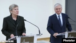 ՆԱՏՕ-ի գլխավոր քարտուղարի տեղակալ Ռոուզ Գոթեմյոլլերը և ՀՀ ԱԳ նախարար Էդվարդ Նալբանդյանը, Երևան, 18-ը դեկտեմբերի, 2017 թ․ 