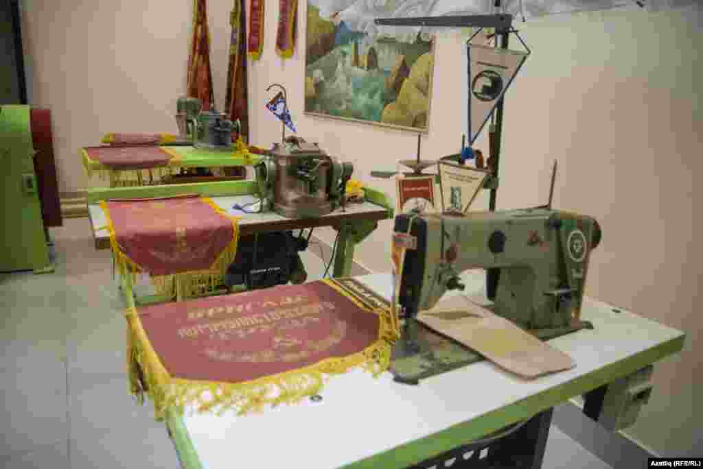 Музейда Мех фабрикасында кулланылган тегү машиналары