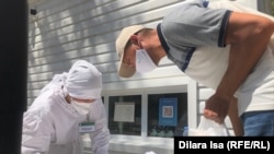 Բժիշկները օգնություն են տրամադրում կորոնավիրուսով վարակված մարդուն, արխիվ