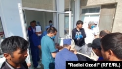 Исфарадагы ооруканага кыргыз-тажик чек арасында жараат алган адамды алып келишти. 29-апрель, 2021-жыл. Сүрөттү "Азаттыктын" тажик кызматы жүктөдү.
