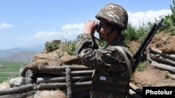 ՀՀ ԶՈՒ զինծառայողը շփման գծում մարտական հերթապահության ժամանակ, արխիվ