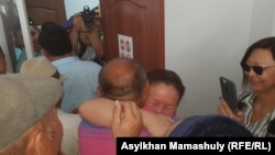 Сайрагуль Сауытбай, гражданка Китая, после освобождения в зале суда, где ей предъявляли обвинение в незаконном пересечении границы. Алматинская область, 1 августа 2018 года.  