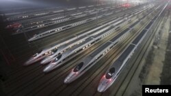 Высокоскоростные поезда на базе технического обслуживания в китайской провинции Хубэй.  25 декабря 2012 года.
