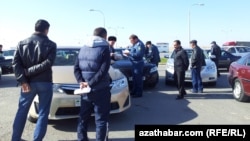 Türkmenistanda polisiýa işgärleri we awtoulag sürüjileri. Arhiwden alnan surat