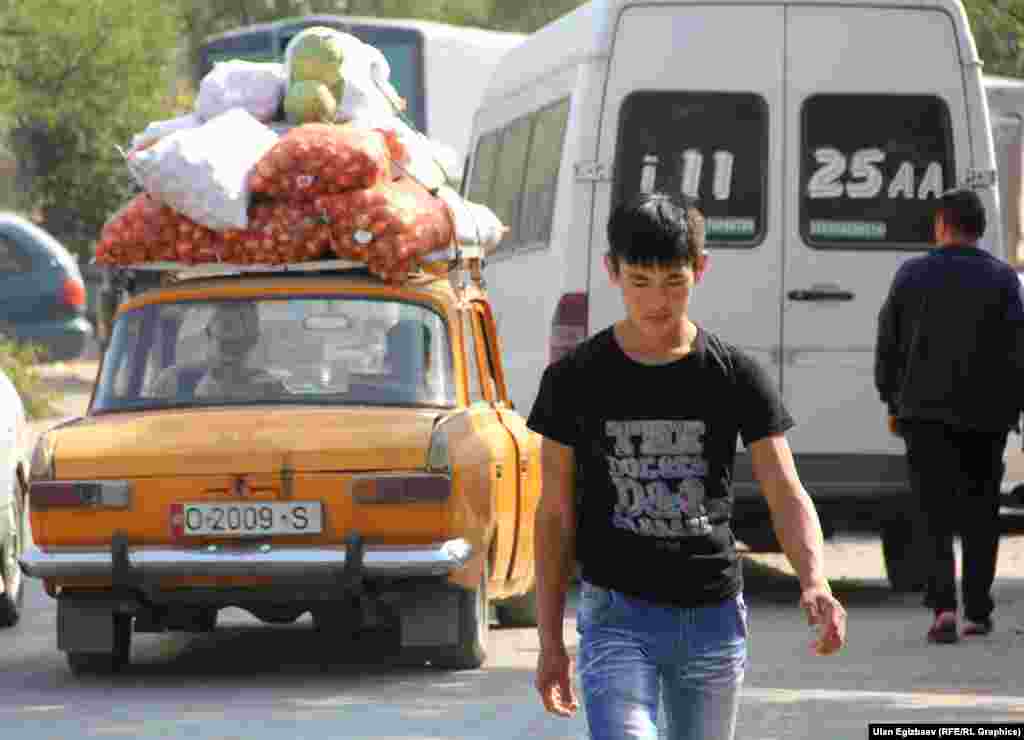 &quot;Дыйкан&quot; базарындагы негизги көйгөй - жол маселеси. Жол тар болгондуктан таң эрте бир нече чакырымга созулган автотыгын пайда болот. Сатуучулар бул көйгөйдү кайра-кайра көтөргөнү менен базар жетекчилиги дагы деле көңүл бурбай келет. Айрым шаардыктар базарга кирип-чыгуу түйшүгүнөн качып, дүкөндөрдөн соода кылышат.