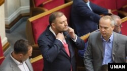 Михайло Добкін знімає з шиї ланцюжок з хрестом у Верховній Раді під час розгляду подання ГПУ, 13 липня 2017 року