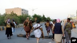 Частное ополчение, верное Исмаилу Хану, бывшему командиру моджахедов, патрулирует после того, как силы безопасности вернули контроль над частями города Герат после боев между Талибаном и афганскими силами безопасности в провинции Герат, Афганистан, 6 августа 2021 года. 