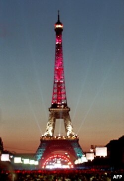 Айфеловата кула е осветена за концерт на Жан-Мишел Жар