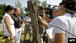 20 жыл мурун болгон окуялардын катышуучулары журналисттердин суроолоруна жооп беришүүдө, Венгрия менен Австриянын чегарасы, 19-август, 2009-жыл