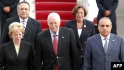 АҚШ вице-президенті (ортада) мен оның жұбайын (сол жақта) Бакуде Әзірбайжан премьер-министрінің орынбасары қарсы алды  