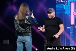 Олександр Пікалов, головний сценарист «Кварталу», позує для фото з прихильниками