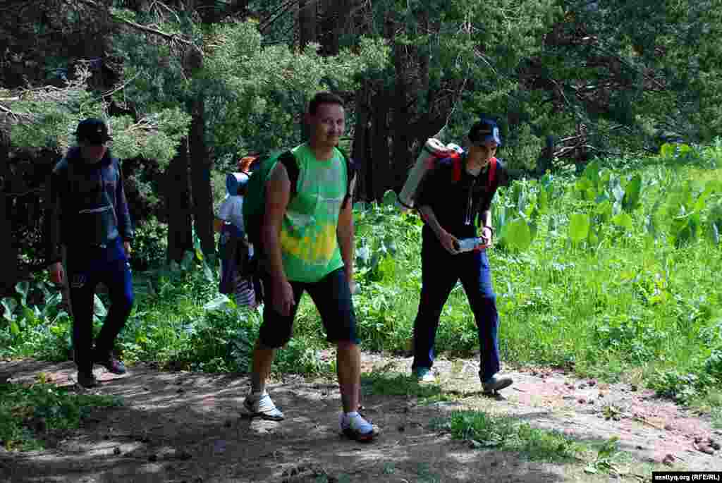 Хотя утром в предгорьях и горах шел дождь, в сторону Кокжайляу в&nbsp;приподнятом настроении поднималось несколько десятков человек различных возрастов.
