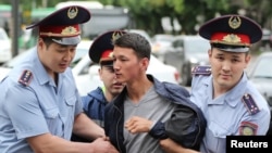 Задержания на площади Астана в Алматы 10 июня. 