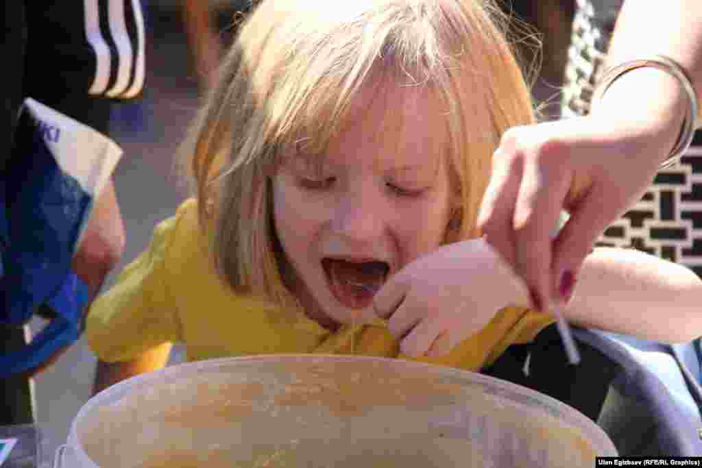 Каалоочулар жармаңкеге коюлган бал түрлөрүн даамдап көрсө болот. &nbsp; 