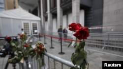 Цветы памяти жертв у здания суда, где идет процесс над Брейвиком.