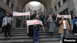 Armenia - Karabakh Armenian activists protest outside the Foreign Ministry in Yerevan, April 14, 2025.