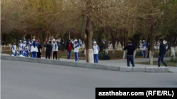 Aşgabatda talyplar ýowarlara gatnaşdyrylýar. Aprel, 2021.