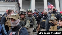 Դոնալդ Թրամփի աջակիցները «Երդում պահողներ» խմբավորումից շարժվում են դեպի Կոնգրես, Վաշինգտոն, 6 հունվարի, 2021թ. 