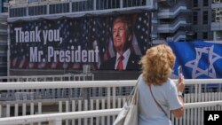 «Շնորհակալություն, պրն. նախագահ». Իսրայելի քաղաքներում առավոտից նման գրություններով բազմաթիվ պաստառներ կան