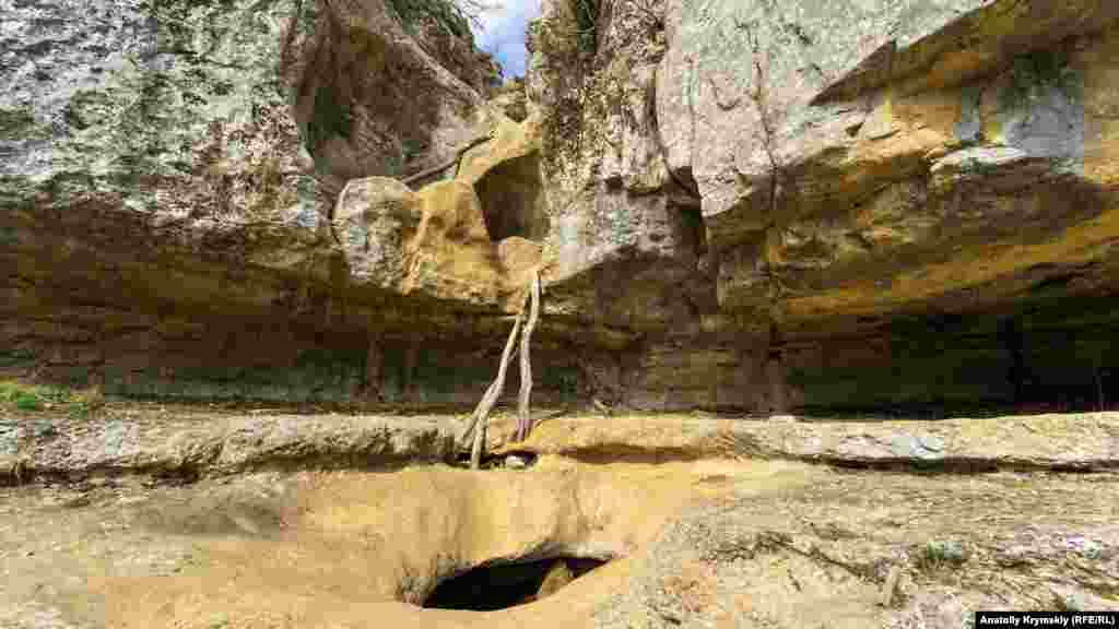 Колись весняні води тут стрімко збігали вниз, в Узунджу. Тепер на скелях від водоспаду і русла залишилися тільки сухі виїмки