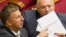 Володимир Макеєнко, народний депутат від Партії регіонів (ліворуч)