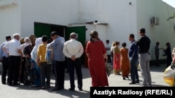 Türkmenistanda un nobatyna duran adamlar. Illýustrasiýa suraty