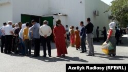 В государственных магазинах "Хитровки", а также 30-го микрорайона очереди возникают за подсолнечным маслом, сахаром и мукой.