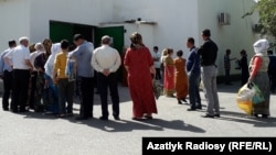 Un almak üçin nobata duran ýaşaýjylar. Arhiw suraty.