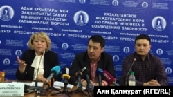 Представитель семьи семилетнего мальчика из Сарыагашского района Курмангазы Мусир (справа), адвокат Бауыржан Азанов и правозащитник Роза Акылбекова.  