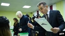 პარტია „ქართული ოცნების“ დამფუძნებელი ბიძინა ივანიშვილი 2025 წლის თვითმმართველობის არჩევნებზე, ხმის მიცემის დროს.