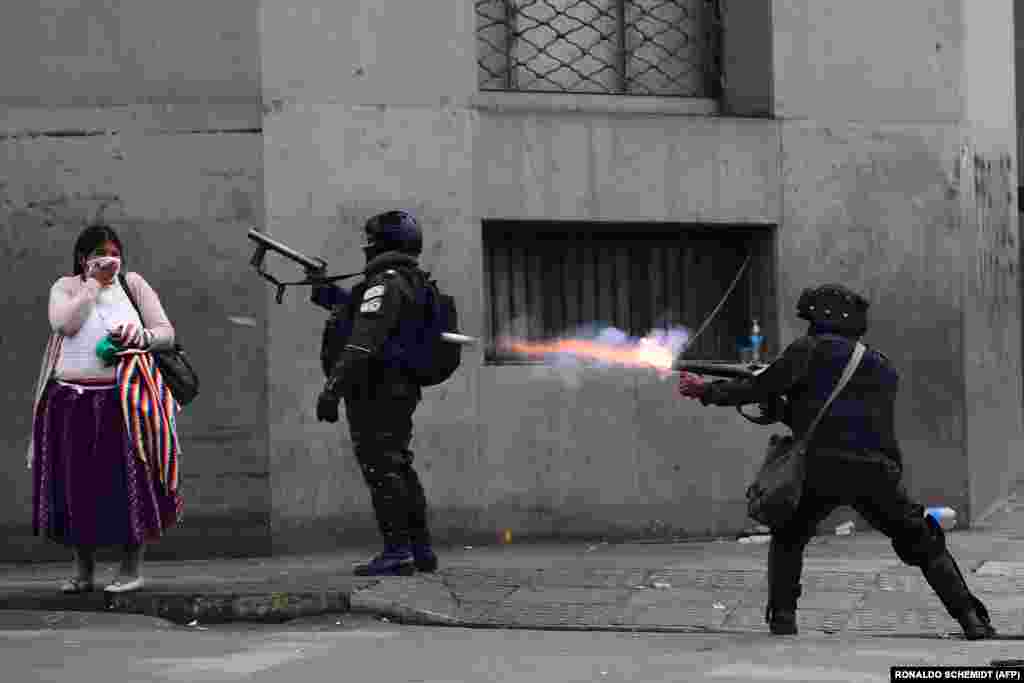 Спецназ выпускает слезоточивый газ, чтобы рассеять протестующих, поддерживающих экс-президента Боливии Эво Моралеса и недовольных политической ситуацией, во время протеста в Ла-Пасе. 13 ноября.&nbsp;