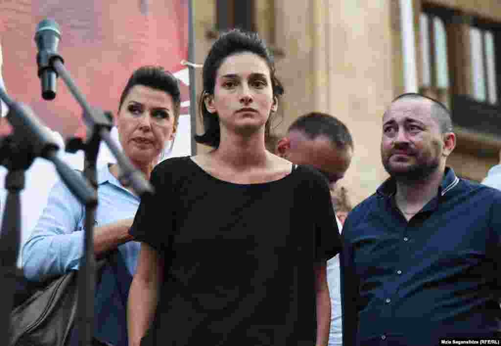 Среди них - Миранда Багатурия. Она находилась вместе с Лексо Лашкарава во время нападения ультраправых 5 июля.&nbsp;