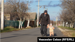 Батько гуляє з донькою вулицею в селі Варниця, на лівобережжі Дністра, куди постачатиме електроенергію компанія Premier Energy Distribution