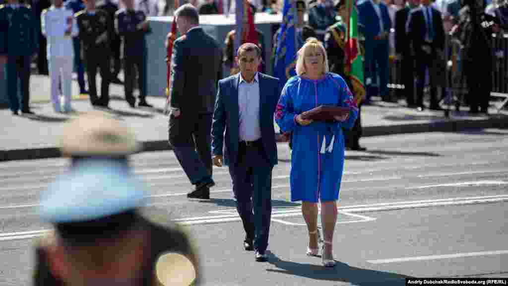 Під час військового параду до Дня Незалежності президент Петро Порошенко&nbsp;присвоїв звання Герой України лейтенанту Олегу Довгому посмертно. На фото&nbsp;&ndash; батьки лейтенанта Олега Довгого після отримання ордена&nbsp;