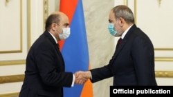 Armenia - Prime Minister Nikol Pashinian (R) meets with Bright Armenia Party leader Edmon Marukian, March 4, 2021.