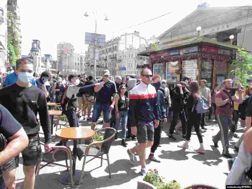 Молодежь, планировавшая сорвать &quot;Марш равенства&quot;, многим напомнила легендарных &quot;титушек&quot;, избивавших участников Майдана зимой 2013-2014 годов.