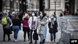 Иностранные туристы у здания Лувра. Париж, 29 февраля 2020 года