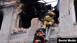 Пожарные тушат возникший вследствие удара беспилотника пожар