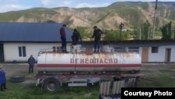 Ноокенде мунай табылган үйлөрдүн бири. Апрель, 2020-жыл. 