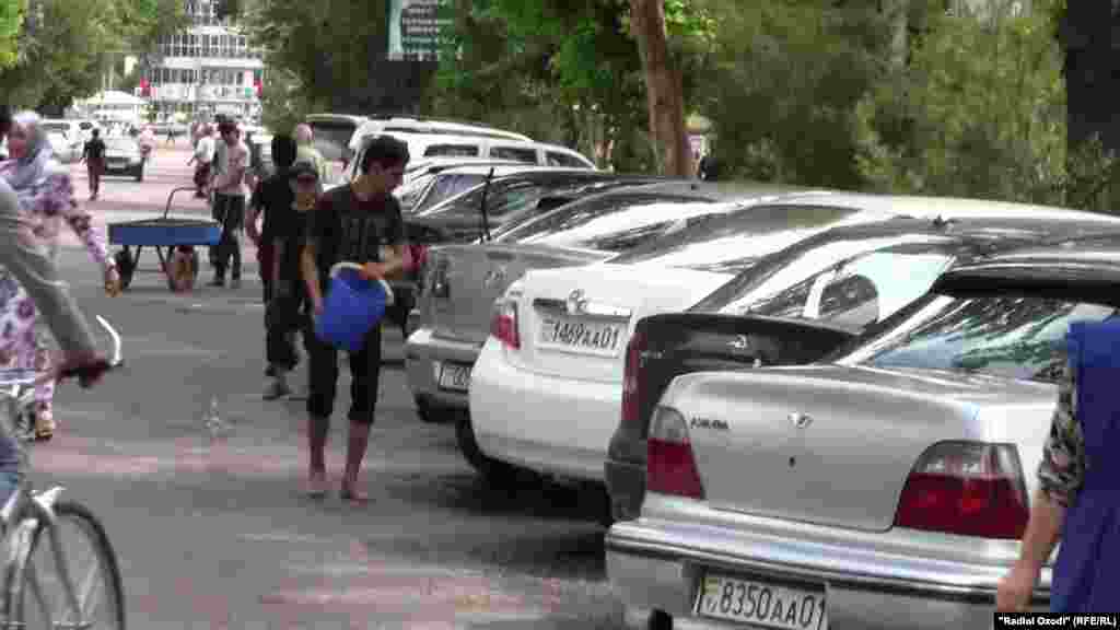 Таджикистан. Подросток моет машины в Душанбе