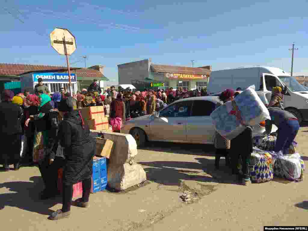 Ош облусундагы кыргыз-өзбек &ldquo;Достук&rdquo; өткөрмө бекетинде Өзбекстан тарапка өтүү үчүн 1,5 миңдей адам кезек күтүп турат.