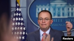 Малвені заявив, що прохання розслідувати можливий злам поштового сервера демократів у 2016 році «безсумнівно» стало однією з причин замороження Білим домом військової допомоги Україні. 