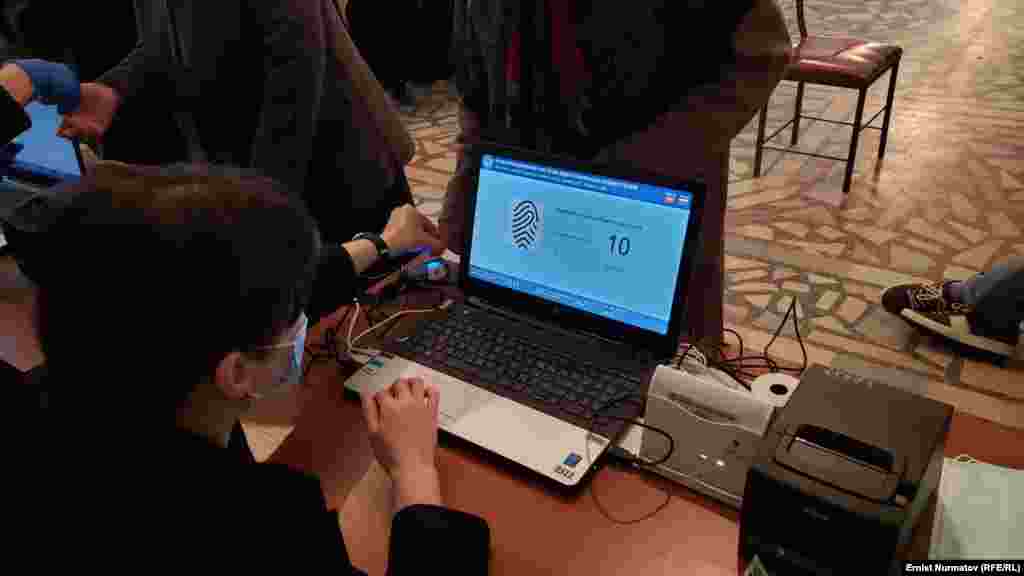 Мурдагы шайлоо өнөктүктөрүндө кээ бир адамдардын манжа мөөрүн атайын аппарат окуй албай, көйгөй жаралган эле. Ал мүчүлүштүк оңдолгону менен башка техникалык кемчилик толук жоюлган эмес - автоматтык эсептөө үкөктөрү иштен чыгып калды.